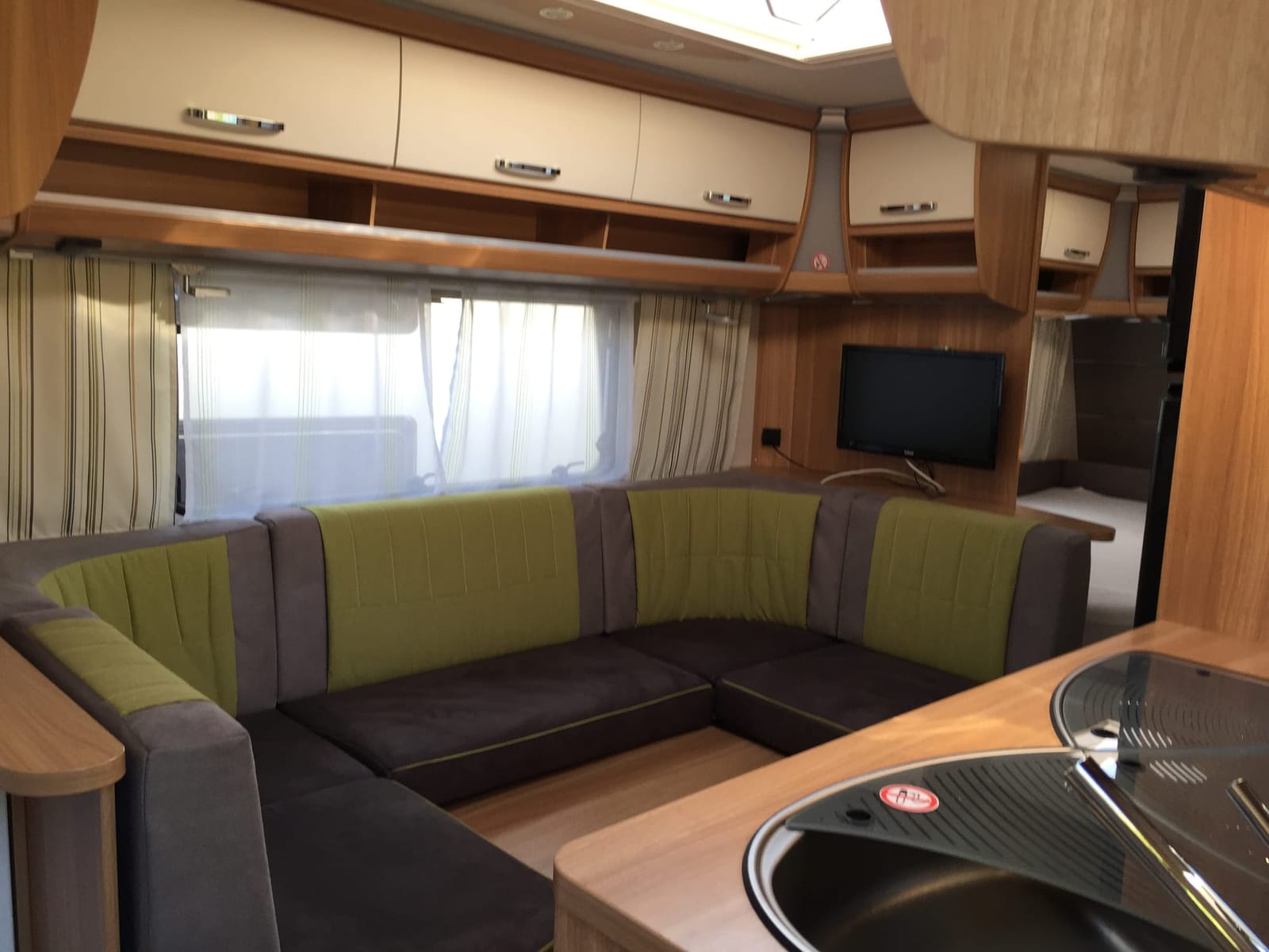 Dethleffs Camper 560 FMK mit Vollausstattung, autom. SAT-Anlage, Mover, Fußbodenheizung und Klimaanl – Thumbnail 11