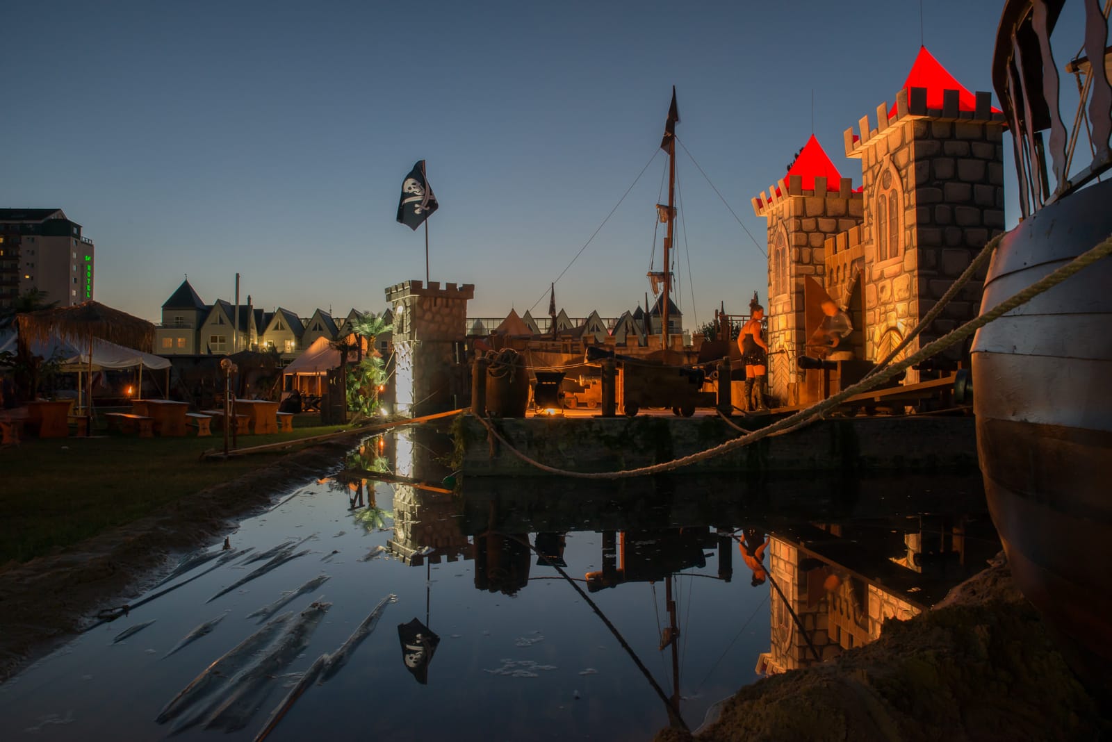Hafenanlage, Hafen, Hafenkulisse, Bühnenkulisse, Piratendekoration, Hafenbühne, Bühne – 3