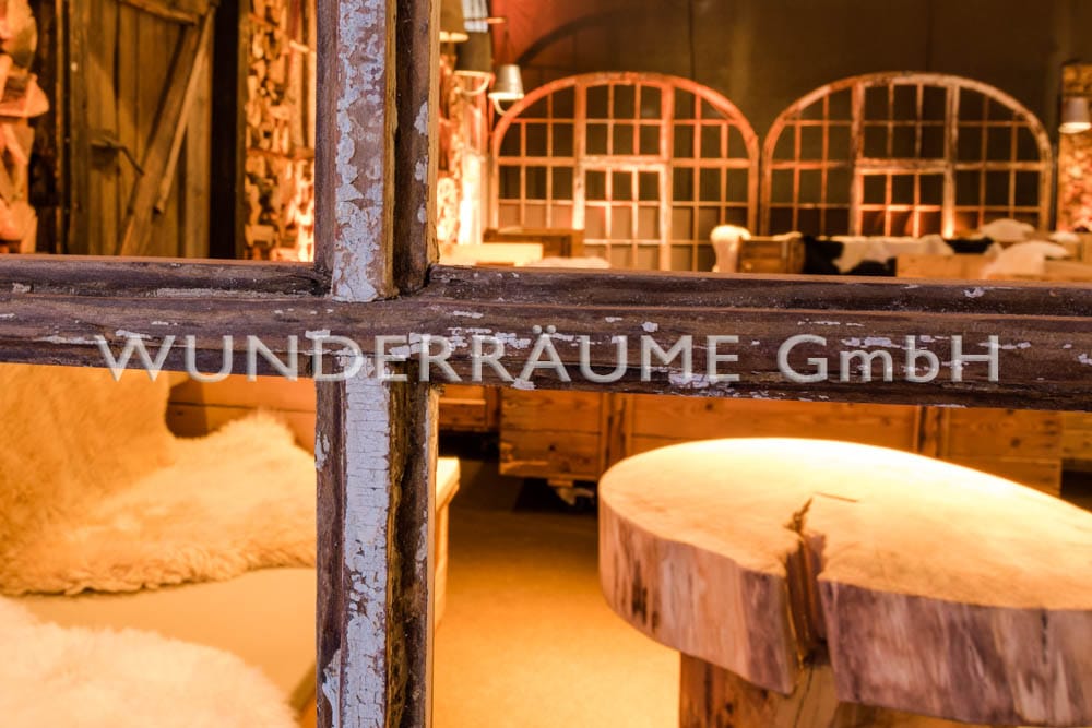 Rustikale Fensterkulisse aus Holz