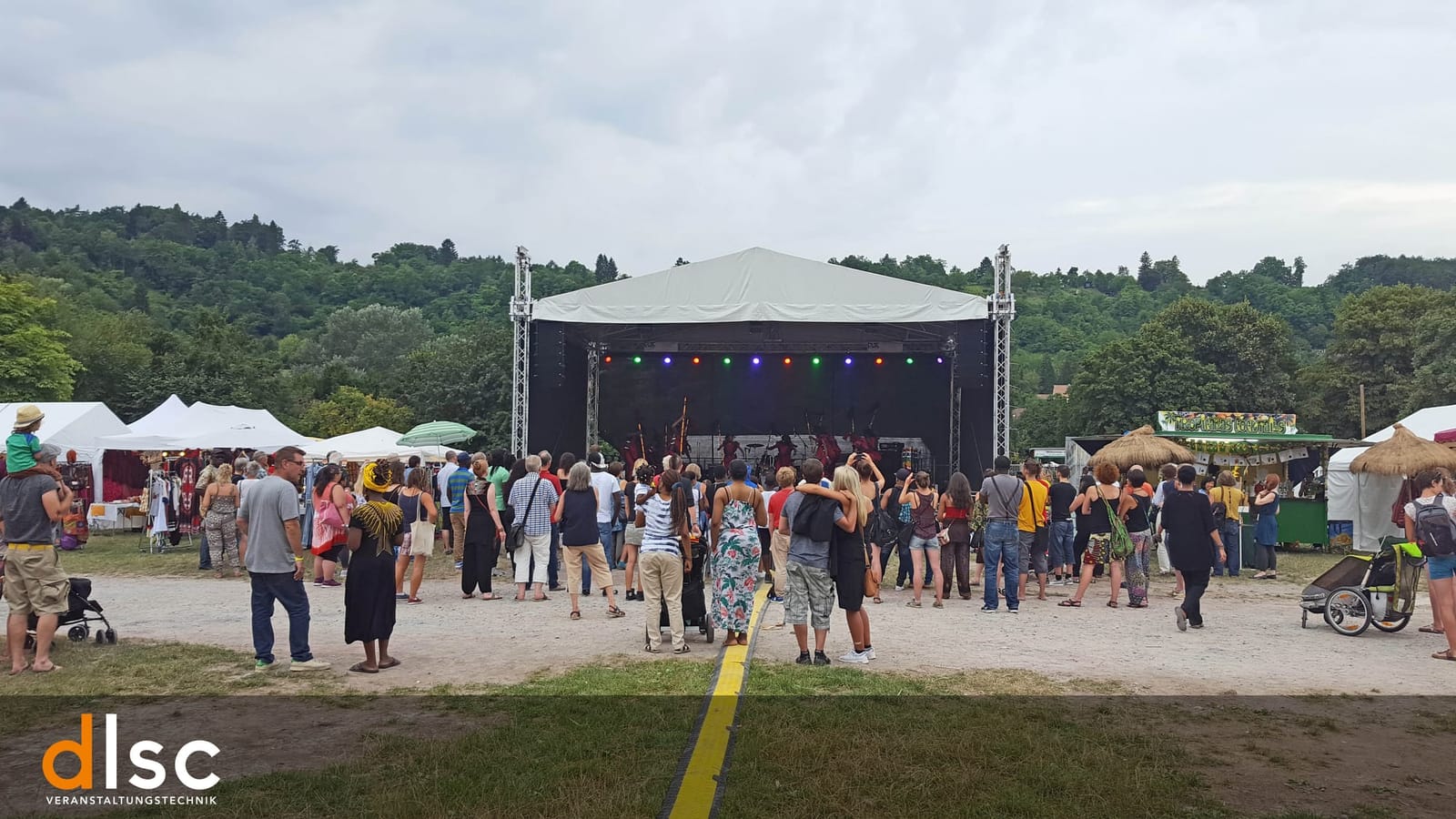 Bühne 10m x 7m mit Überdachung 11m x 8m