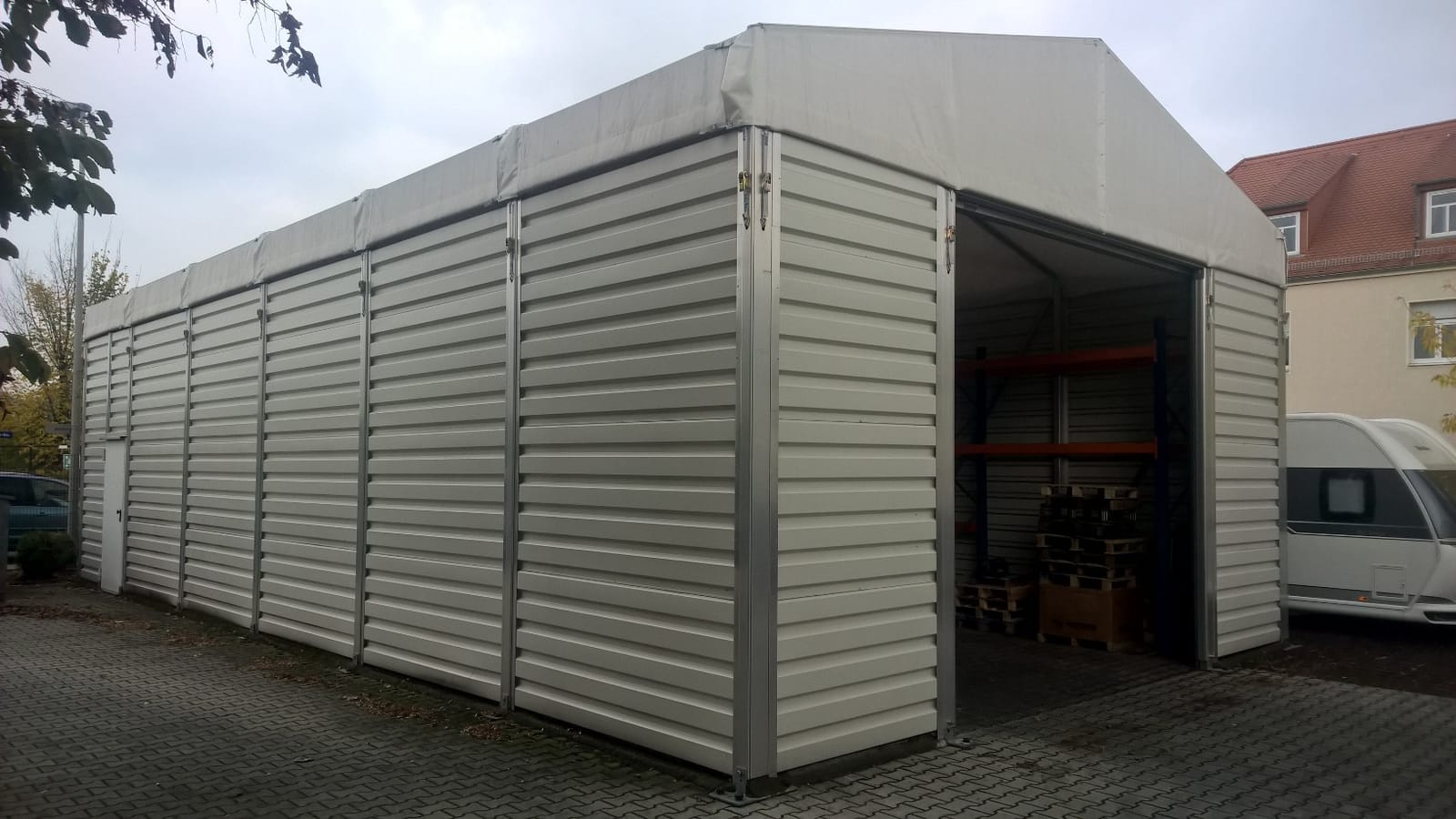 Lagerzelte in verschiedenen Größen mit Trapezblechverkleidung