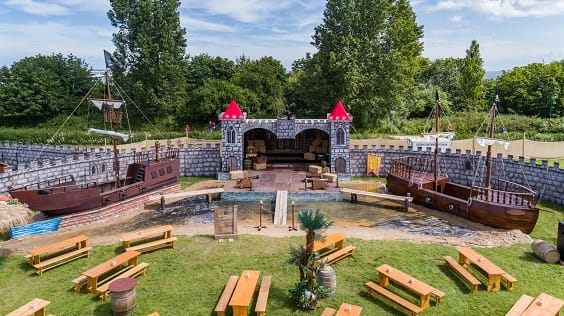 Hafenanlage, Hafen, Hafenkulisse, Bühnenkulisse, Piratendekoration, Hafenbühne, Bühne – 4