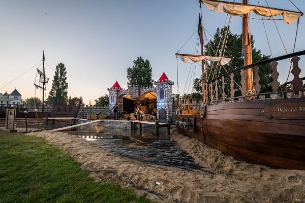 Hafenanlage, Hafen, Hafenkulisse, Bühnenkulisse, Piratendekoration, Hafenbühne, Bühne – 5