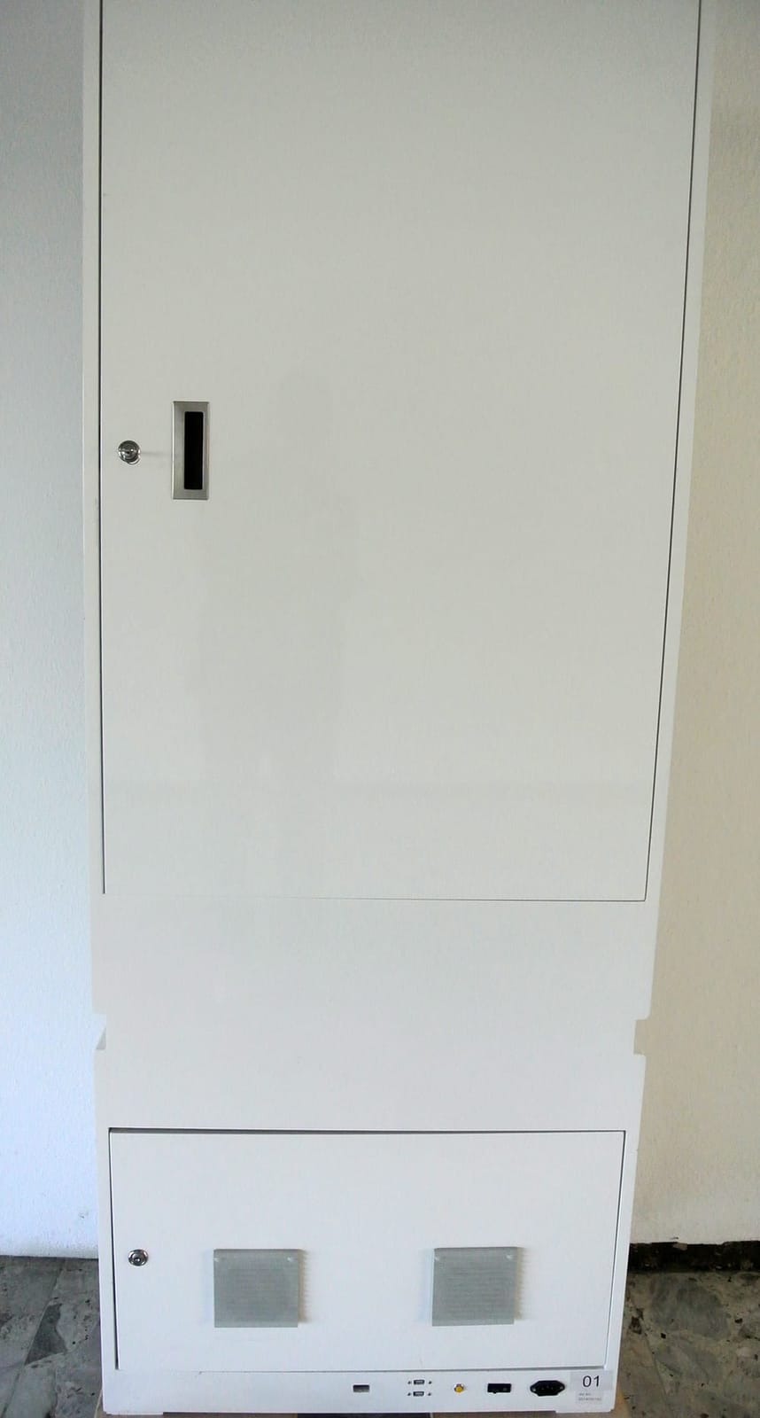 Interaktive Vitrine mit transparenten Touchscreen Fenster – 4