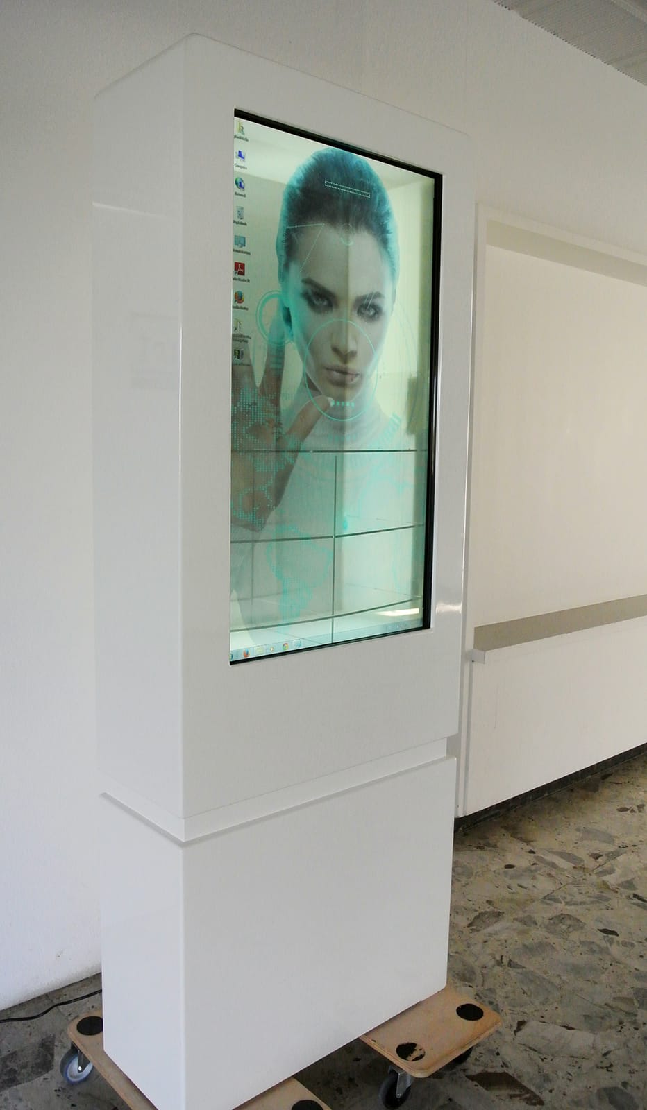 Interaktive Vitrine mit transparenten Touchscreen Fenster – 3