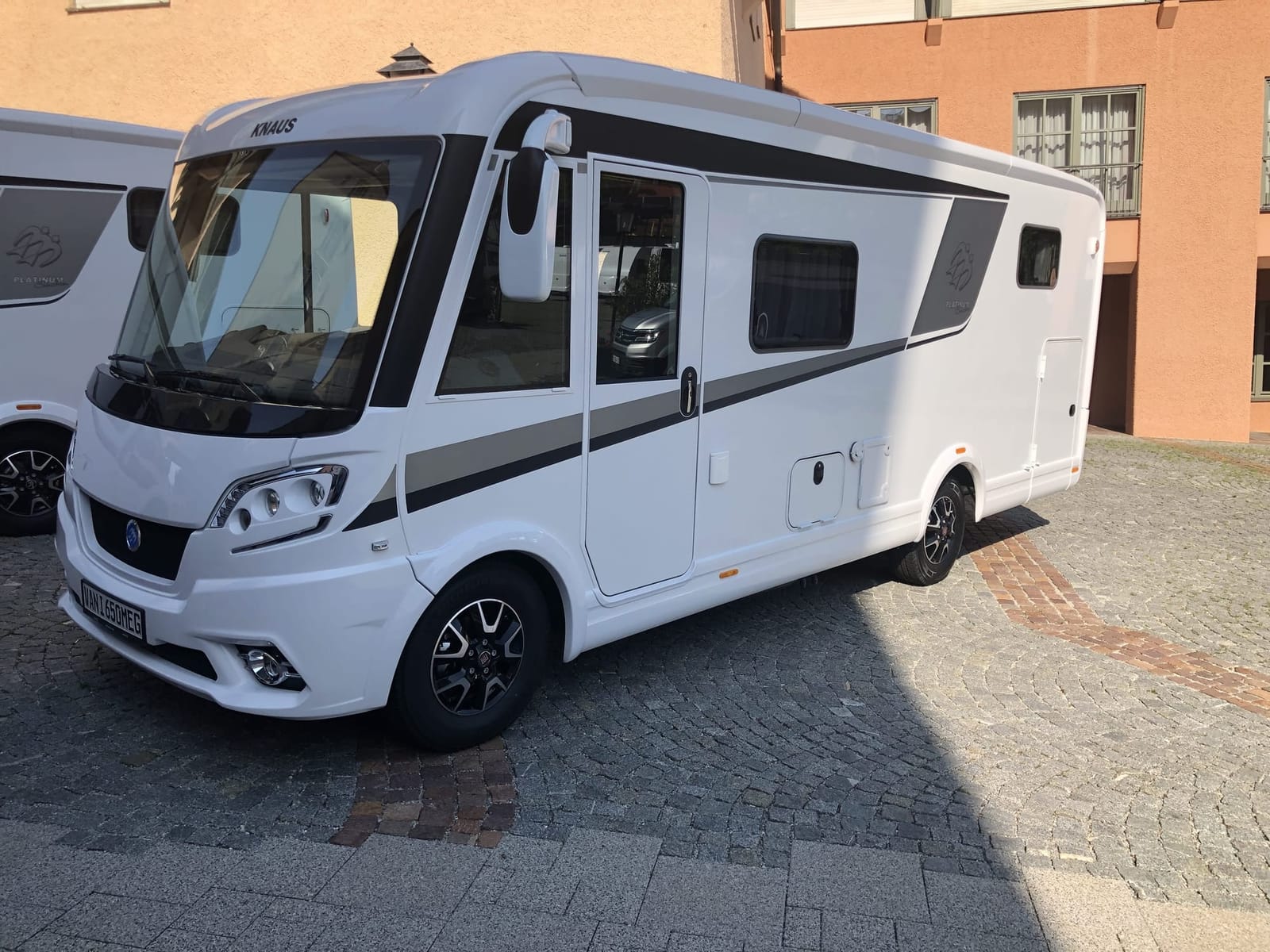 ab 130,00 € Wohnmobil mieten, Camper, Vollintegriert Weinsberg CaraOne MEG, Standklima, Automatik,