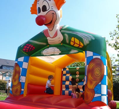 Hüpfburg Clown – 4 x 5 m mit Dach (inkl. Anlieferung u. Aufbau + Abbau u. Abholung im Umkreis) – 3