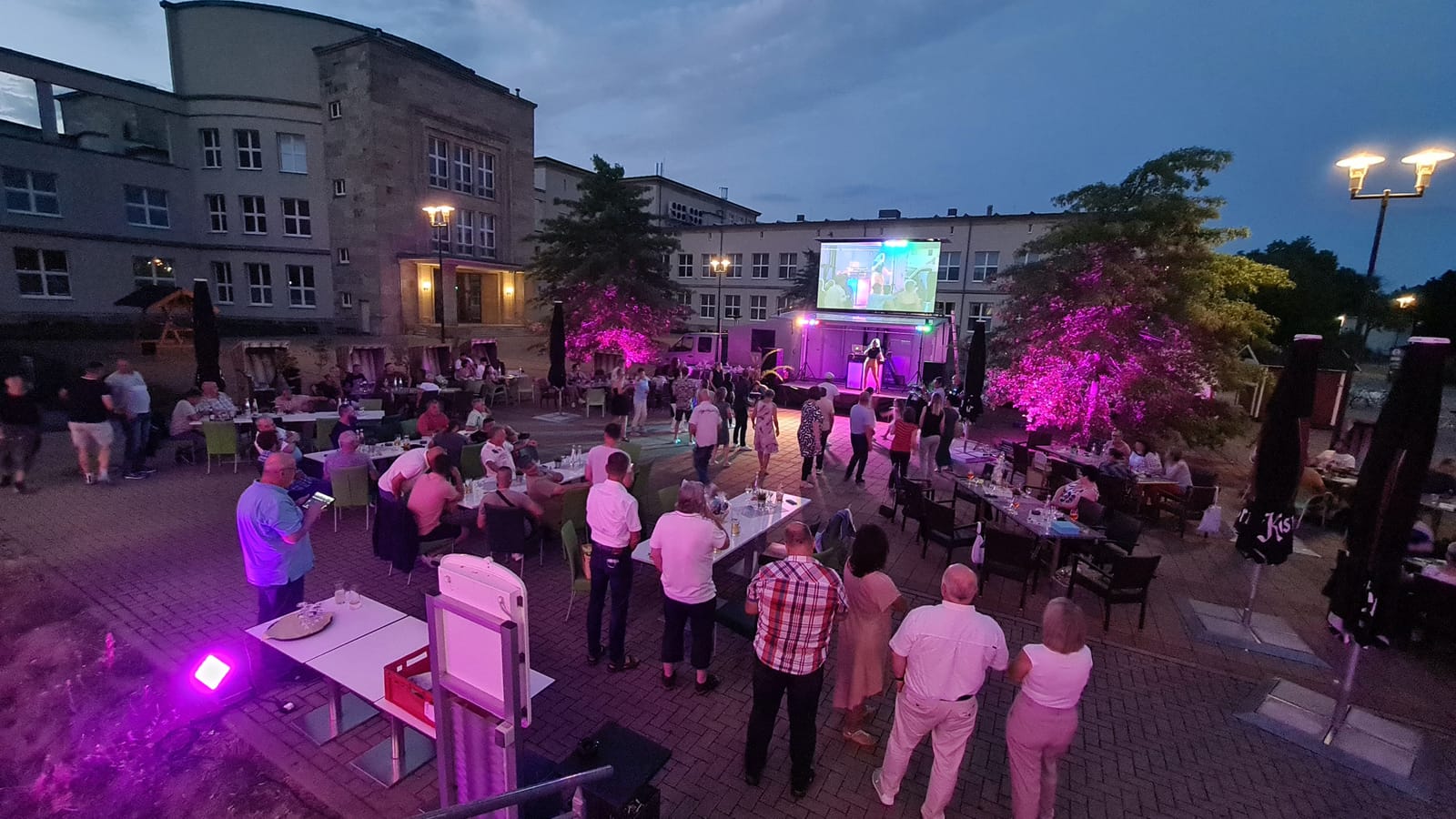 LED-Videotruck 4m x 2,25m Videowand (6,2mm Pixelpitch) mit Bühne und Technik – Thumbnail 9