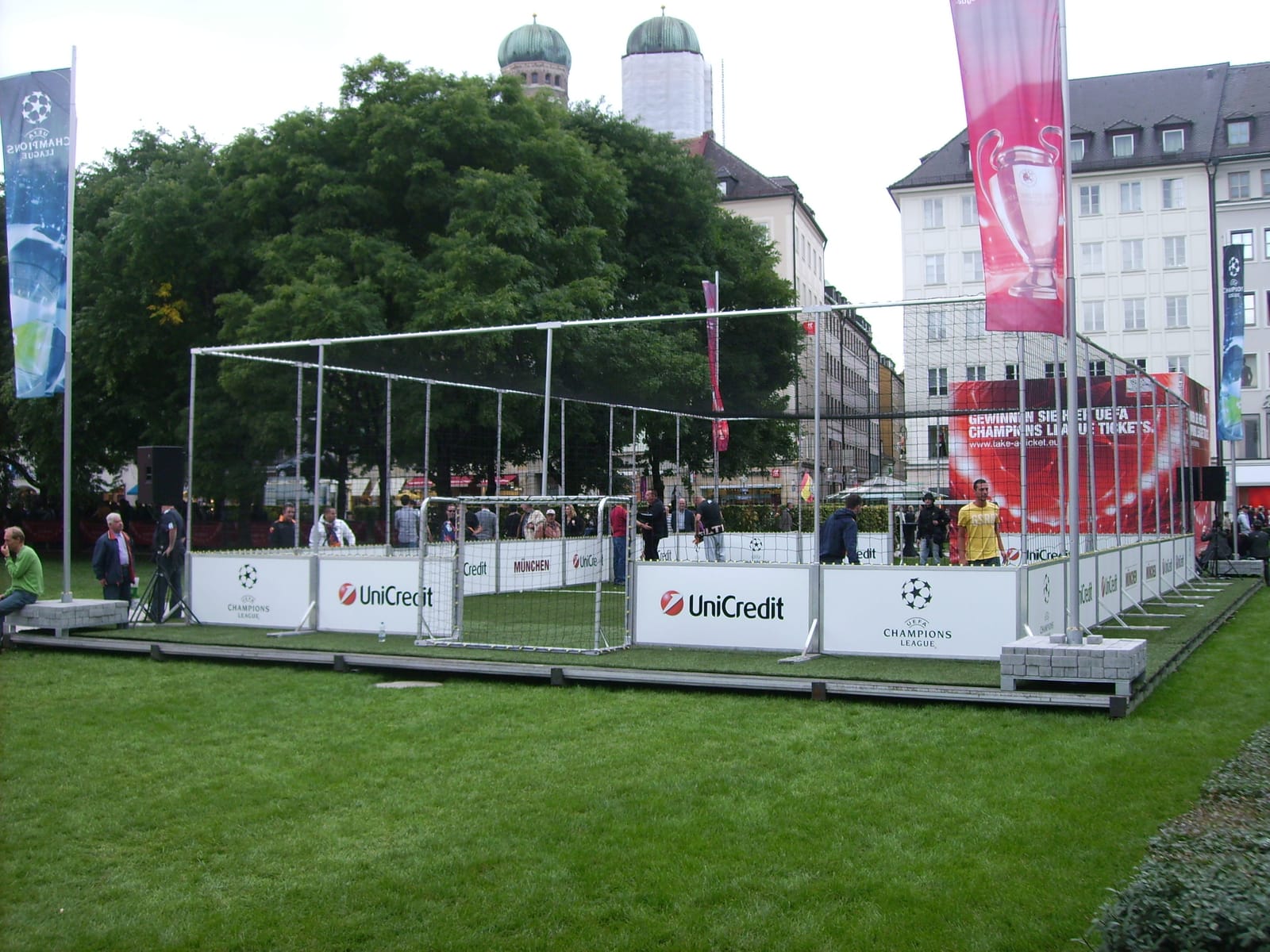 Soccer Court - optional mit Kunstrasen 