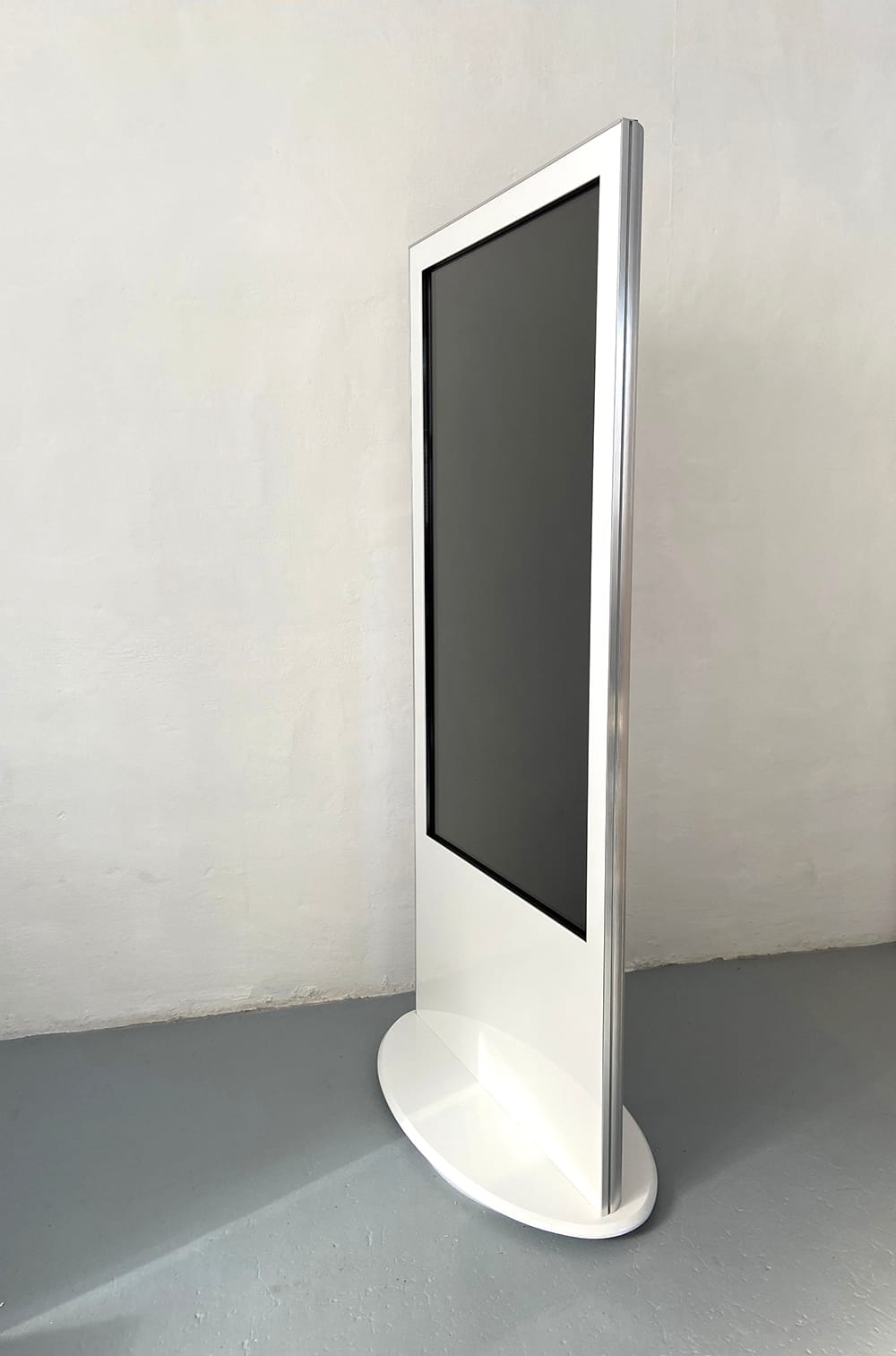 Imposante Stele mit 60 Zoll Touchscreen – 2
