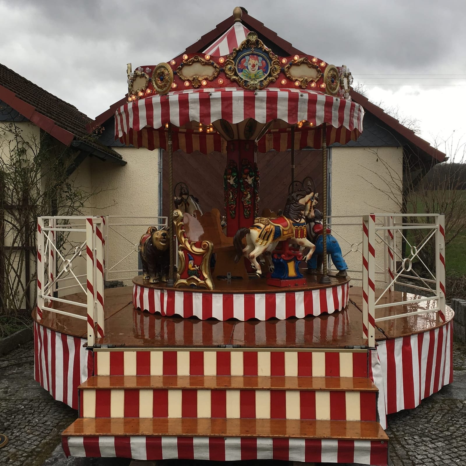 Nostalgie Kinderkarussell mit bis zu 12 Plätzen. – 5