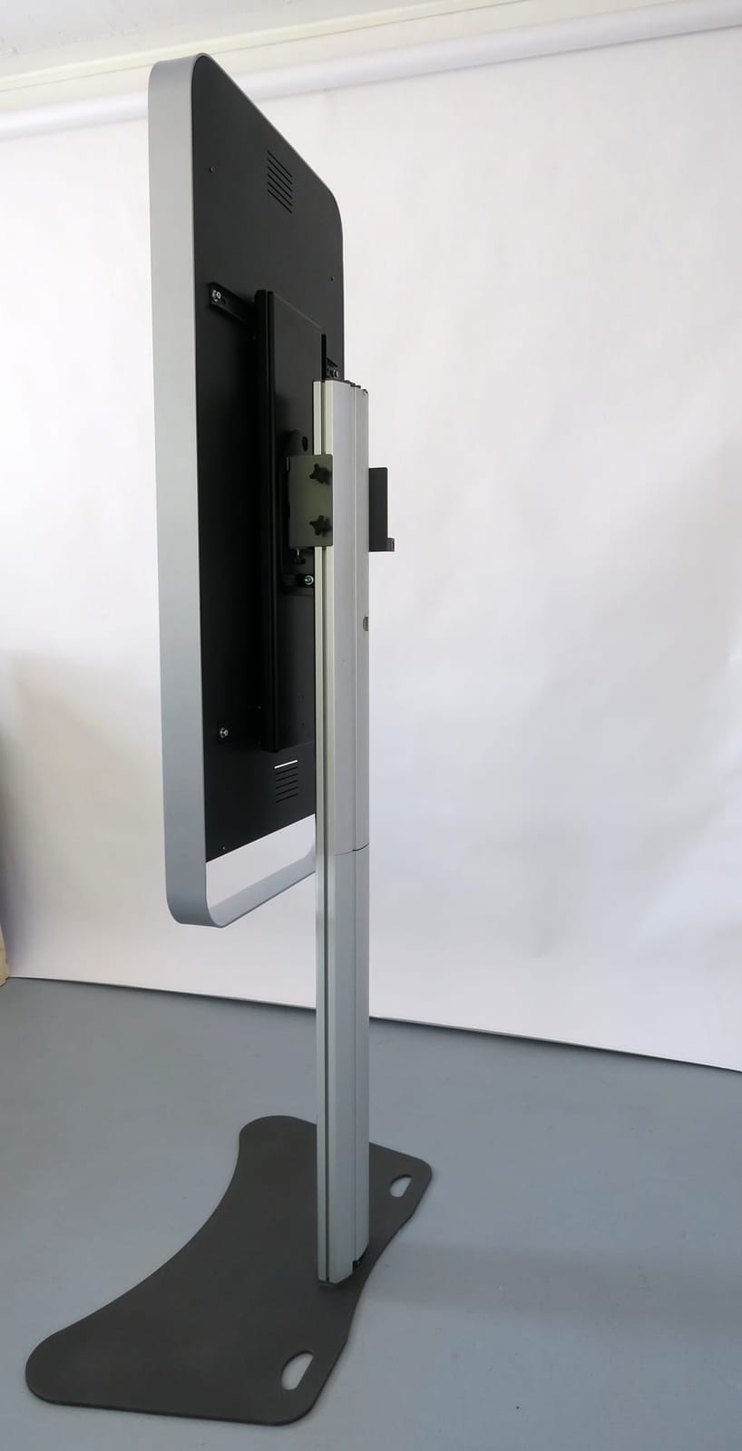 Monitorsäule 50" Touchscreen und Rotationskopf – 2