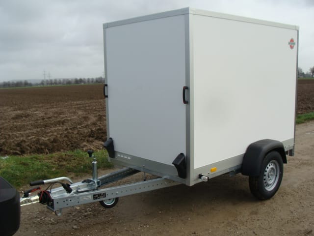 Kofferanhänger abschließbar 1300 kg gebremst – 100 km/h 2140 x 1315 x 1540 = 4,33 m³ Ladevolumen