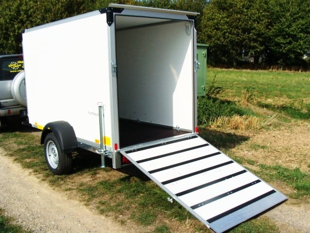 Kofferanhänger abschließbar 1300 kg gebremst Auffahrrampe – 100 km/h 2510 x 1350 x 1500 = 5,08 m³