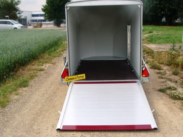 GfK Kofferanhänger mit Rampe + Seitentüre abschließbar 1300 kg gebremst 100 km/h 3000 x 1550 x 1750