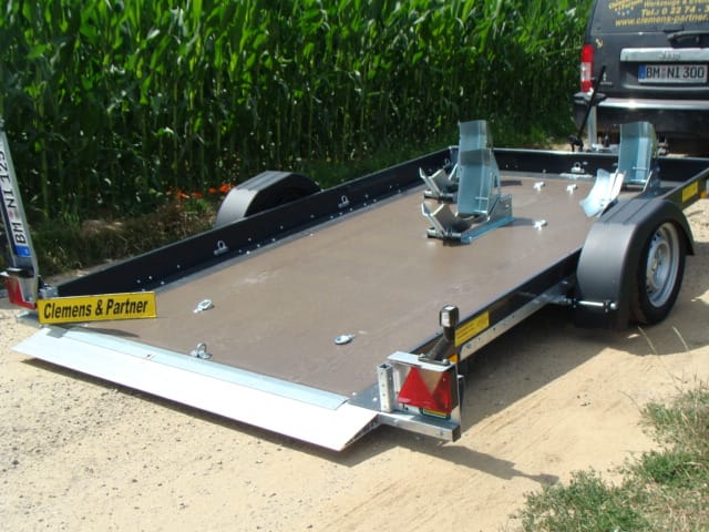 Absenkbarer 2er – 3er Motorradanhänger gebremst 1800 kg 100 km/h 3150 x 1800 x 150 Nutzlast 1330 kg