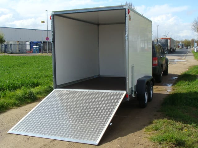 Geschlossener 2er Motorradanhänger 2700 kg abschließbar, gebremst, Auffahrrampe inkl. Wippen 100 kmh