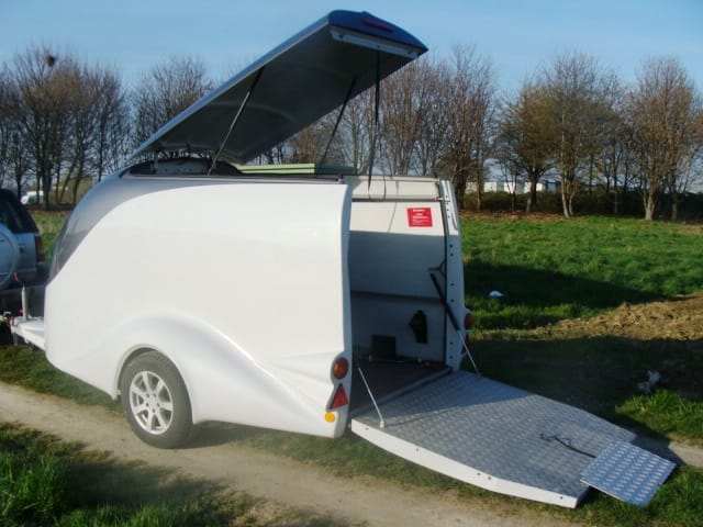 Excalibur Motorradanhänger Auffahrrampe 100 km/h windschnittig 2610x1400x1520 mm Nutzlast 1000 kg