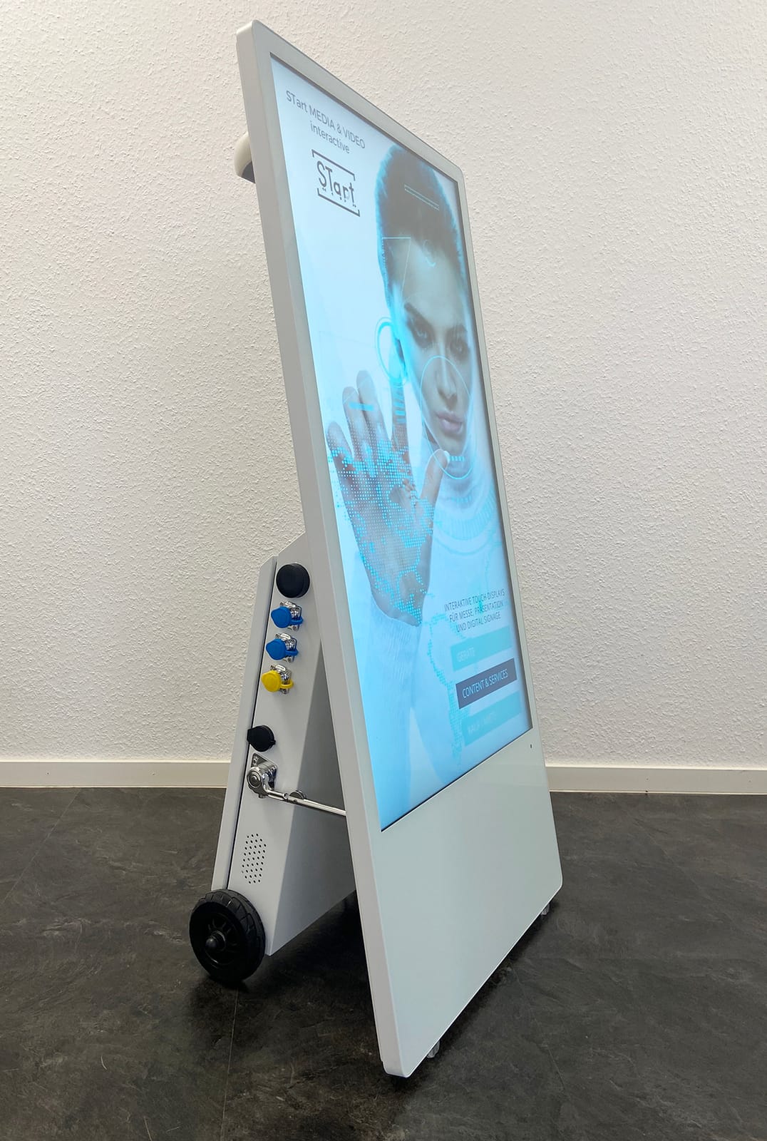 Outdoor Monitor - mobiler digitaler Kundenstopper mit Akku