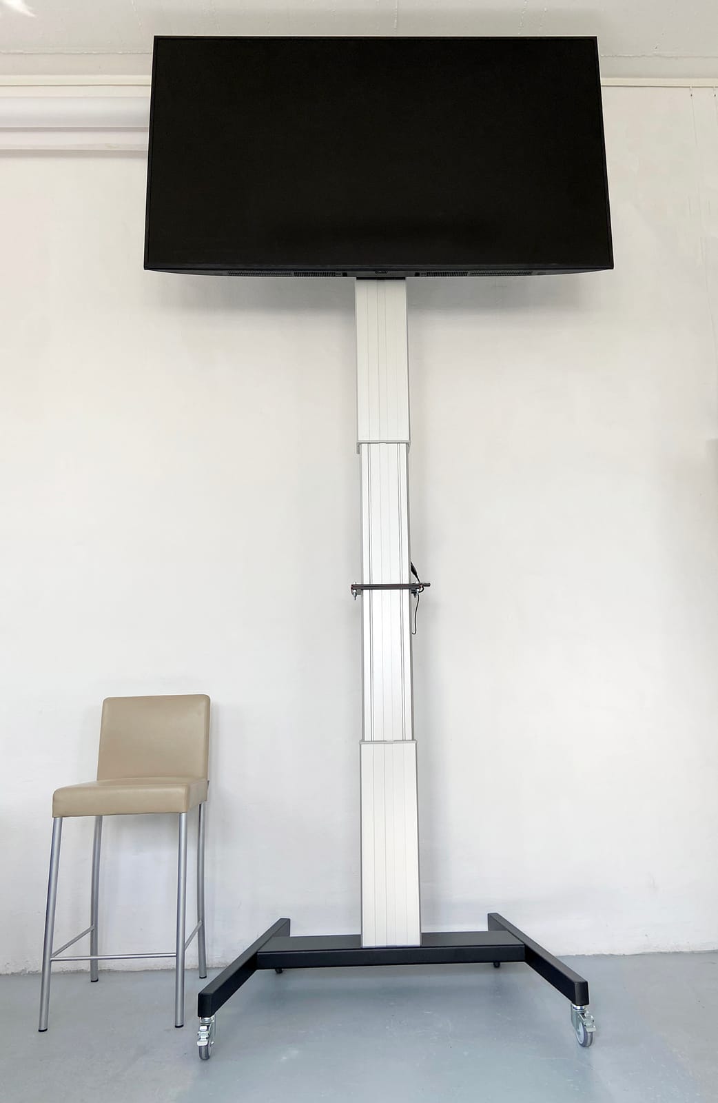 80 Zoll Monitor mit elektrisch höhenverstellbarer Standsäule