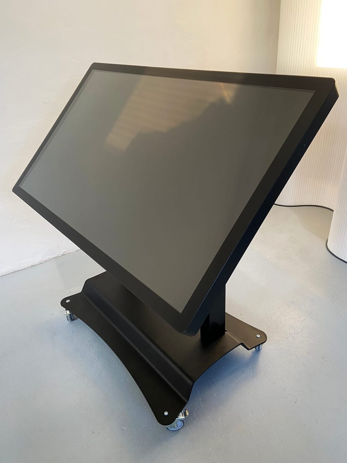 Elektrisch verstellbarer Touchscreen Table – 4