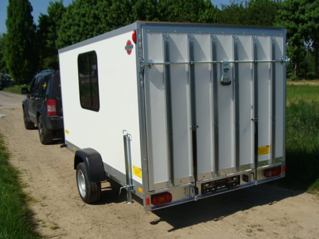 DER CAMPER Kofferanhänger abschließbar einachser 1800 kg AUFFAHRRAMPE SEITENTÜRE FENSTER 3 STECKDOSE – 4