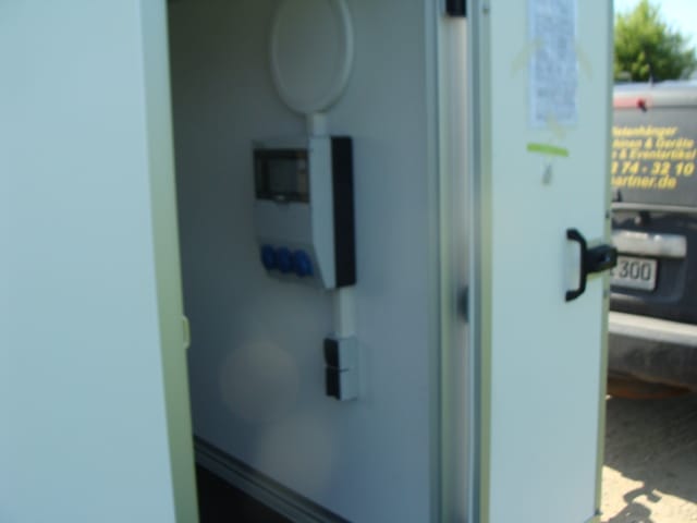 DER CAMPER Kofferanhänger abschließbar einachser 1800 kg AUFFAHRRAMPE SEITENTÜRE FENSTER 3 STECKDOSE – Thumbnail 15