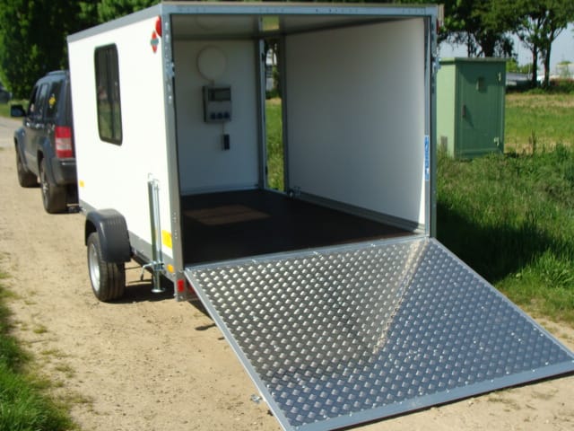 DER CAMPER Kofferanhänger abschließbar einachser 1800 kg AUFFAHRRAMPE SEITENTÜRE FENSTER 3 STECKDOSE – Thumbnail 16