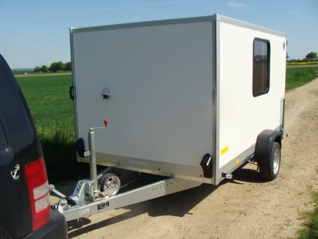 DER CAMPER Kofferanhänger abschließbar einachser 1800 kg AUFFAHRRAMPE SEITENTÜRE FENSTER 3 STECKDOSE – 3