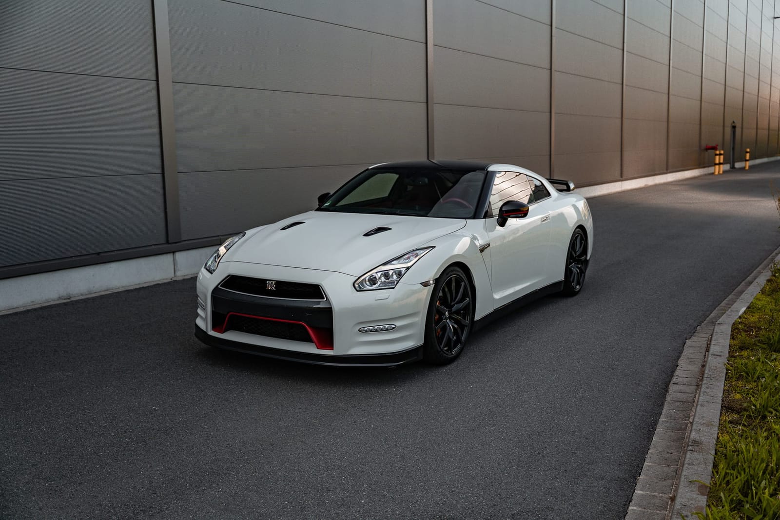 Nissan Skyline GT-R R35  550ps Sportwagen mieten bei ECC Rent Weiterstadt GUTSCHEIN