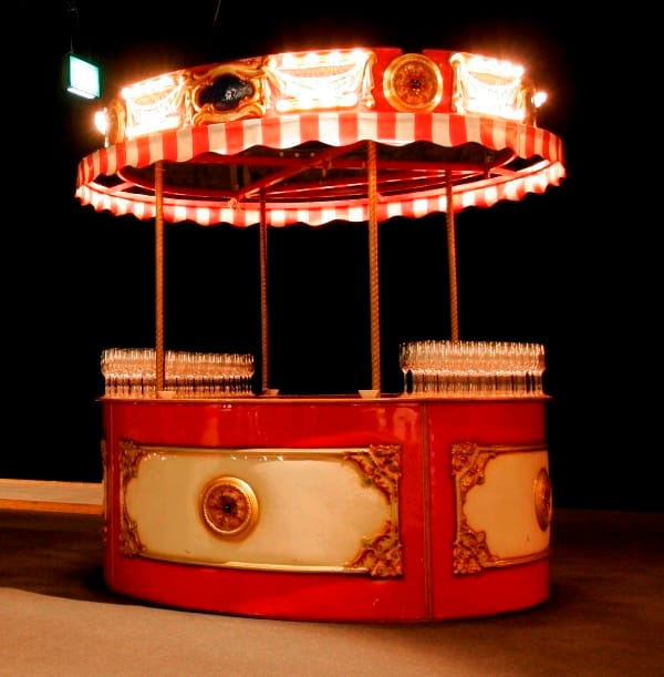 Rundbar / Bar / Theke / Getränkebar / Nostalgische Bar / Nostalgie / Jahrmarkt / Karussell 