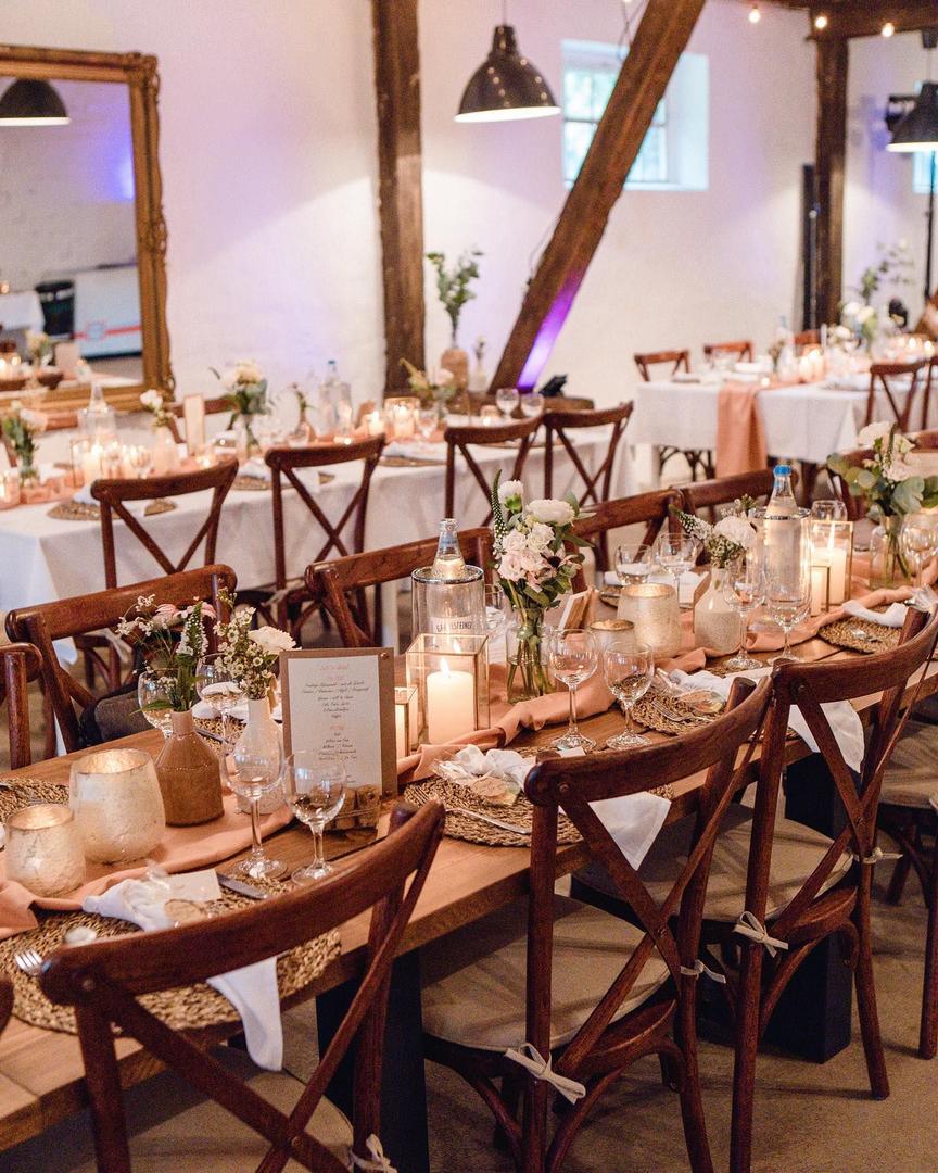 Exklusiver Crossback Stuhl mieten – Rustikaler Holzstuhl für Vintage-Hochzeiten & Events  – 3