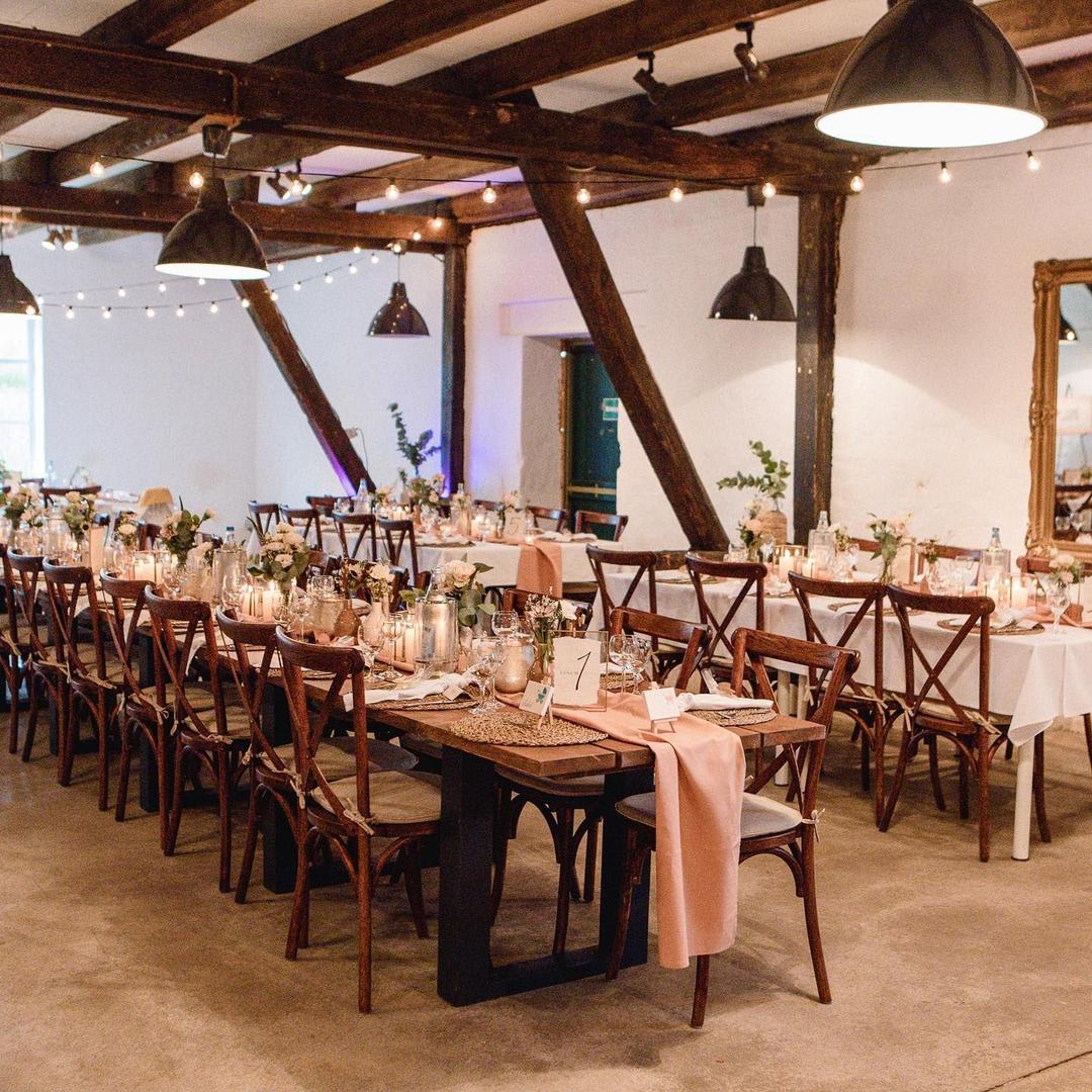 Exklusiver Crossback Stuhl mieten – Rustikaler Holzstuhl für Vintage-Hochzeiten & Events  – 2