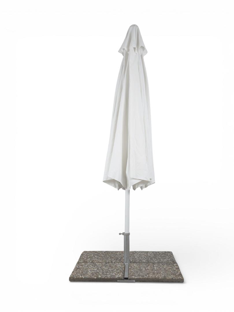 Marktschirm mieten (400×400 cm) – Großer Sonnenschirm in Weiß inkl. 40kg Ständer – 2