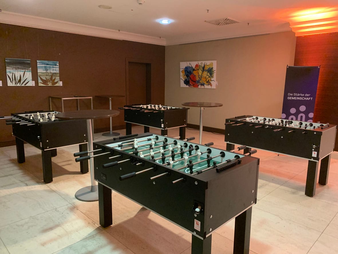PROFI TURNIER-TISCHKICKER / TISCHFUSSBALL / KICKER